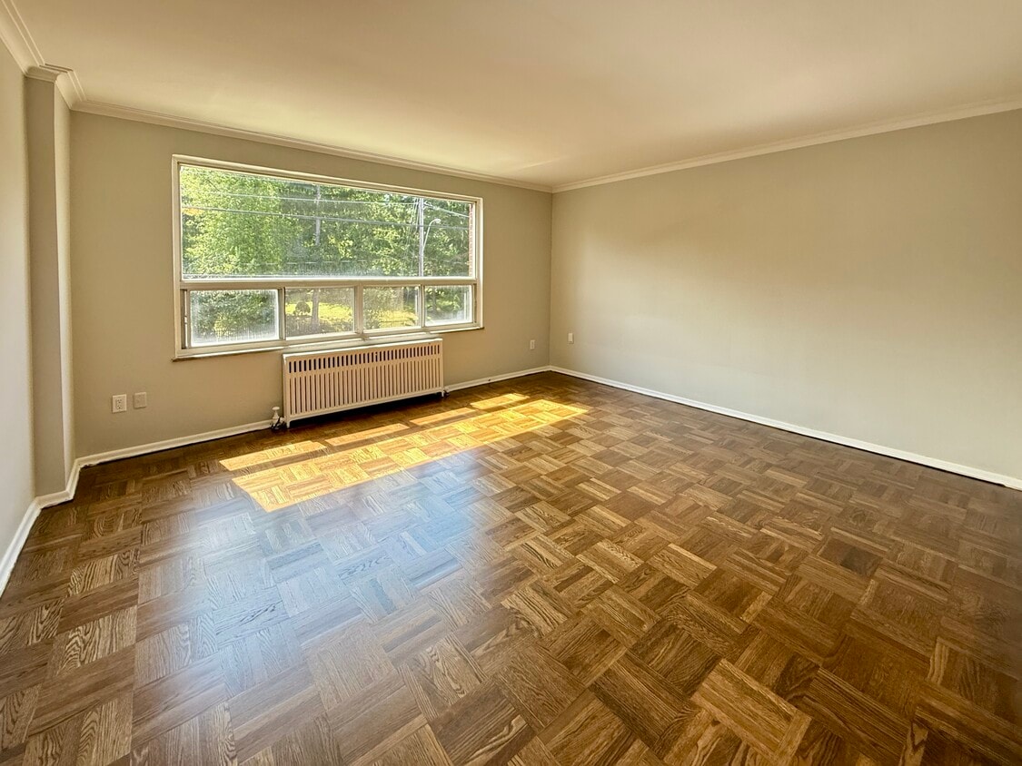 Primary Photo - 1295 Bayview Av
