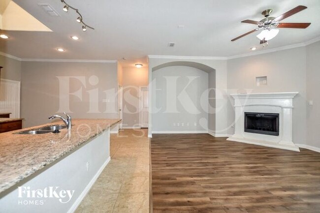 Building Photo - 7620 Town Lake Dr