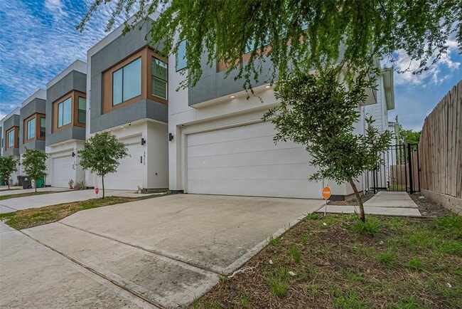 Building Photo - 3510 Hadley St