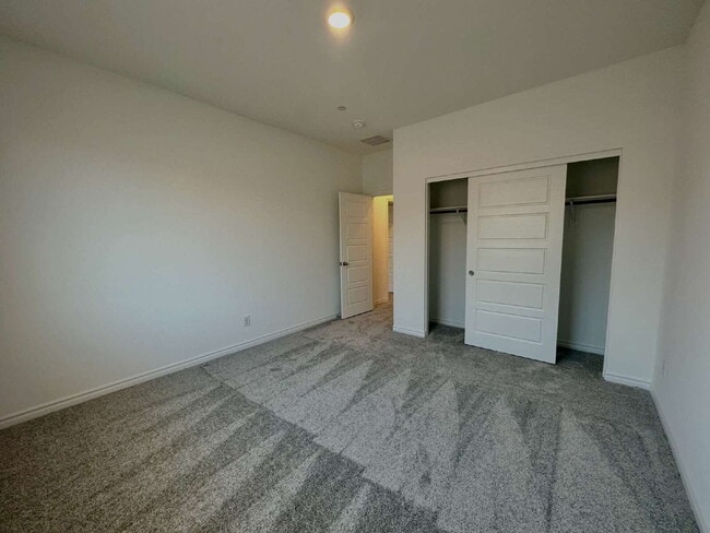 Building Photo - 333 Laurel Peak Dr
