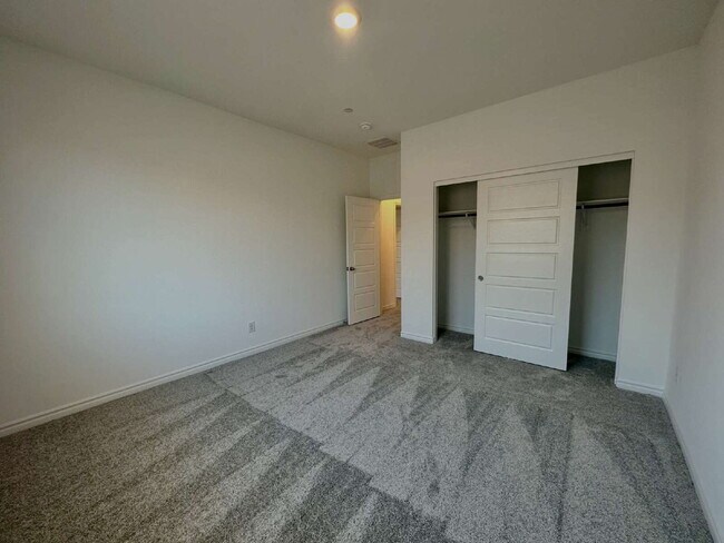 Foto del edificio - 333 Laurel Peak Dr