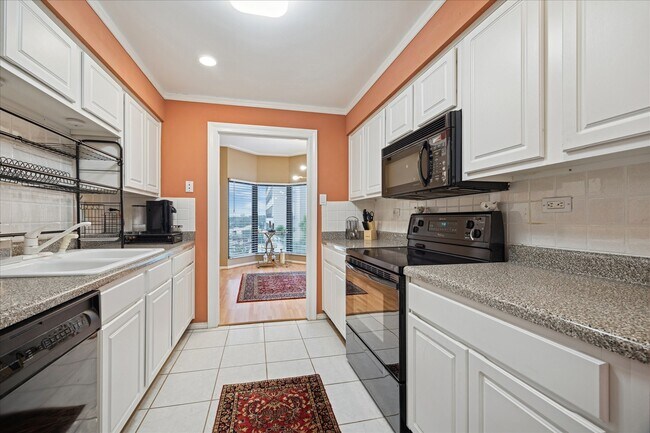 Foto del edificio - 661 Bering Dr