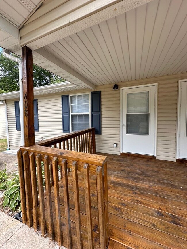 Building Photo - 2 Bedroom 1 Bath Duplex for Rent!