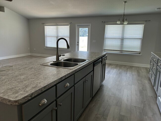 Foto del edificio - Easy access to interstate, bases & shopping!