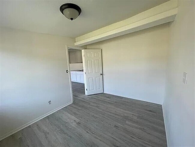 Building Photo - charming 2 bedroom 1 bath