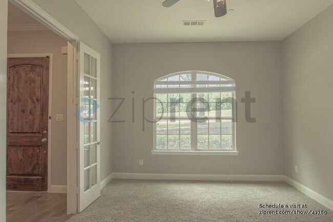 Foto del edificio - 527 W Royal Ln