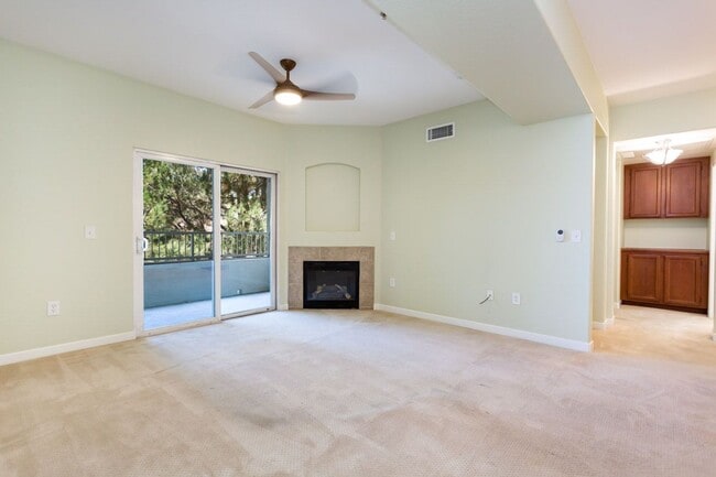 Foto del edificio - Lovely single-story condo in the community...