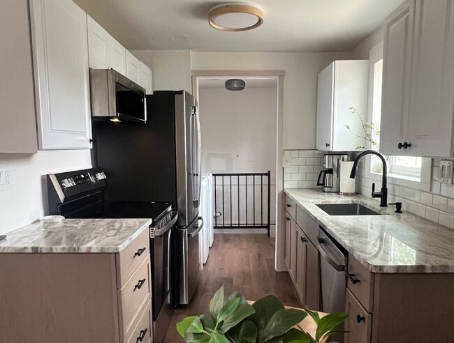 Foto del edificio - Fully Furnished 3BR | Renovated | All Utilities Included | Ideal for 30+ Day Stays
