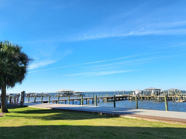 Building Photo - 2/2 Condo in Gated Community!