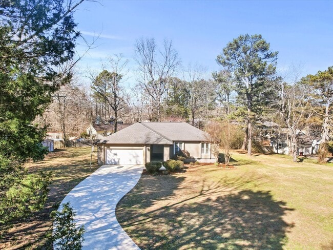 Building Photo - Large lot and close to town.