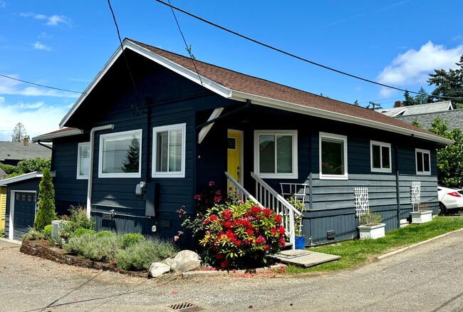 Foto del edificio - The perfect Old Town Poulsbo VIEW Bungalow...