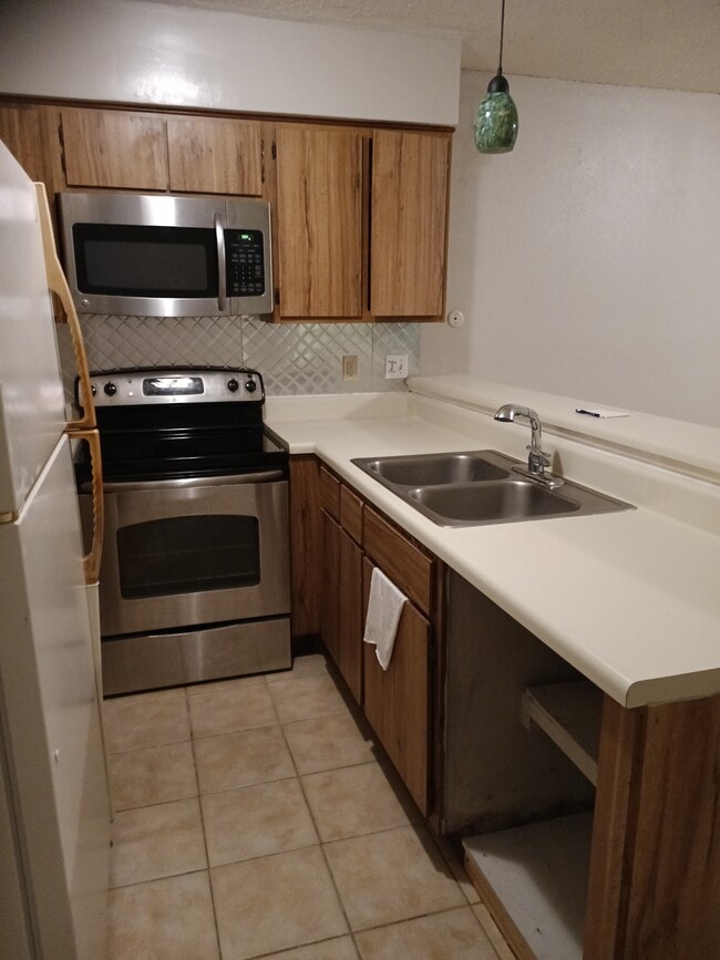 This is a beautiful property that's newly renovated. It's in a great location in the Houston oil cor - 2932 Meadowgrass Ln