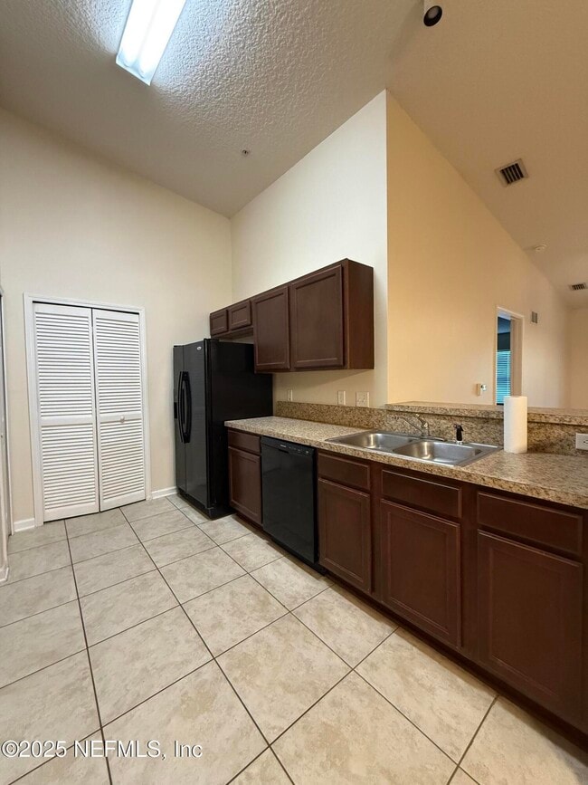 Foto del edificio - 2564 Golden Lake Loop