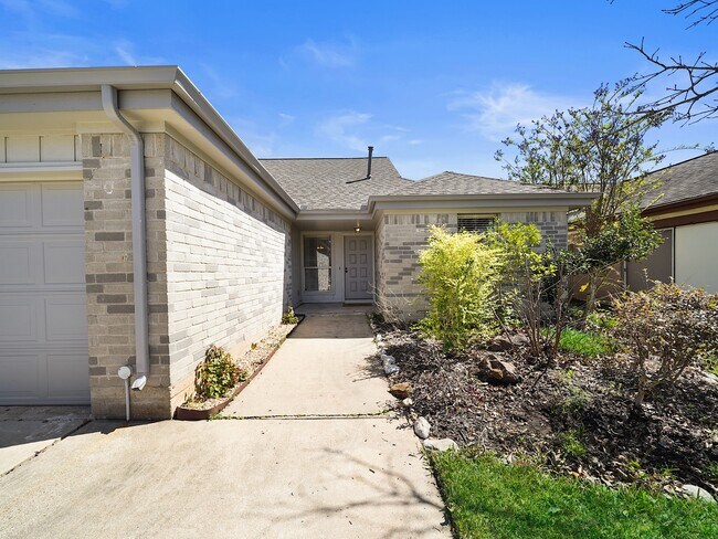 Foto del edificio - 2239 Highland Hills Dr
