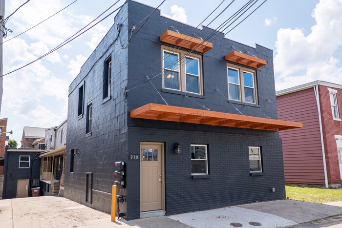 Primary Photo - Beautiful Remodeled Townhome in Newport