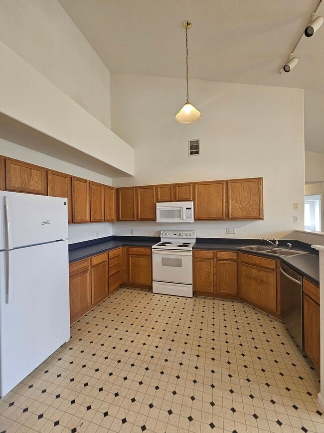 Building Photo - Spacious Second Floor Condo