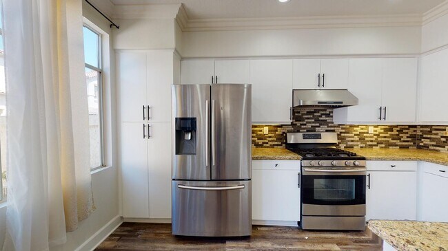 Building Photo - Beautiful Sabre Springs townhouse with fen...