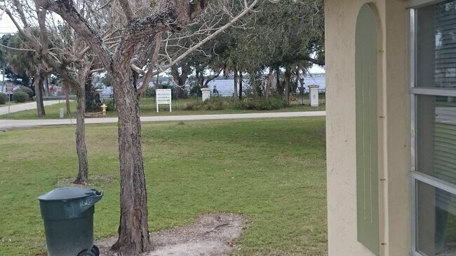 agua al otro lado de la calle - 815 Freemont St