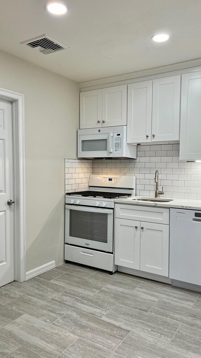 Foto del edificio - 200 Christopher Columbus Dr