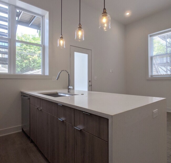 Foto del edificio - 2120 W Belmont Ave