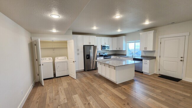 Cocina, isla y lavandería - 1467 N Orchard Ridge Ln