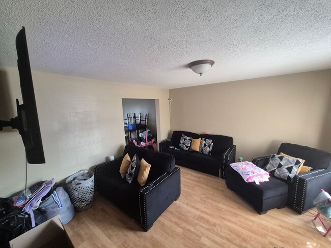 Building Photo - Awesome 3 BR/1 BA End-Unit Townhome in Min...