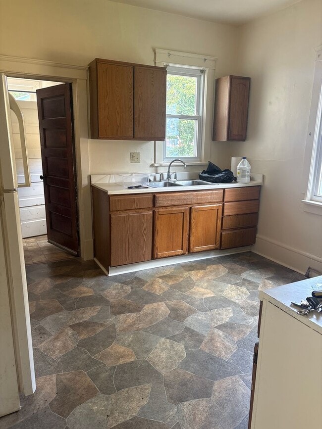 Building Photo - SPACIOUS 4 BEDROOM HOME READY TO WELCOME YOU