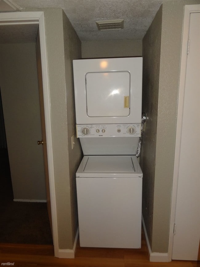 Building Photo - 2 br, 2 bath Apartment - 4911 50th Ave #8