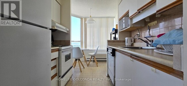 Building Photo - 160-1160 Alton Towers Cir