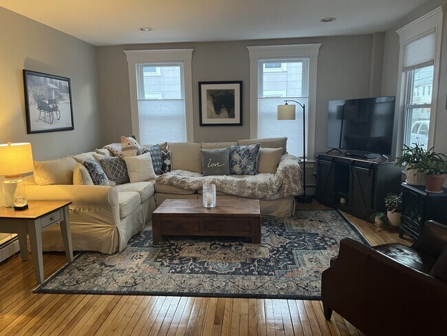 Sala de estar soleada - 44 N Spring St