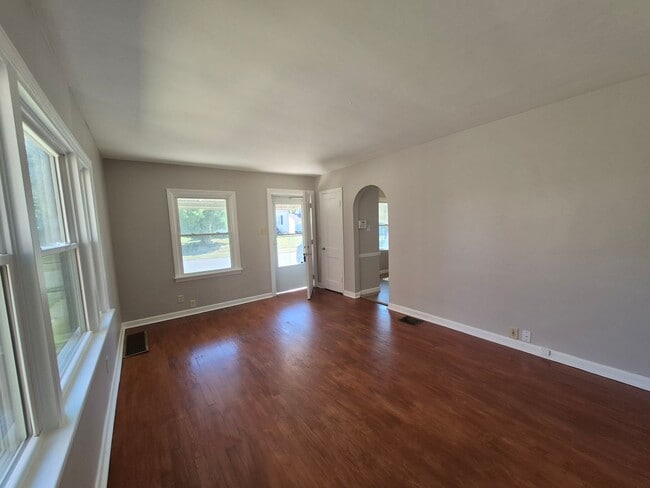 Building Photo - Fully remodeled!!