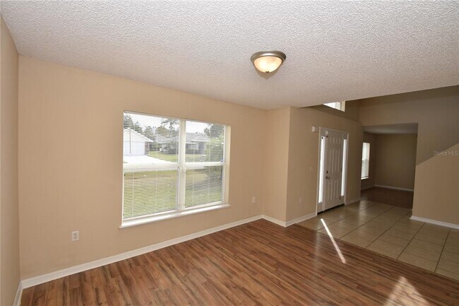 Building Photo - 27 Riverdale Ln