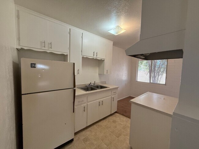 Foto del edificio - Reduced!! One bedroom in Rimrock contact Property Pros Property Management
