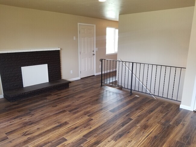 Foto del edificio - Spacious & Updated 3 bedrooms +large rec room 2 baths, landscaped