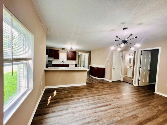 Building Photo - 4-bedroom 2 full bathroom