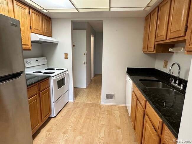 Building Photo - 628 E Fox Hills Dr