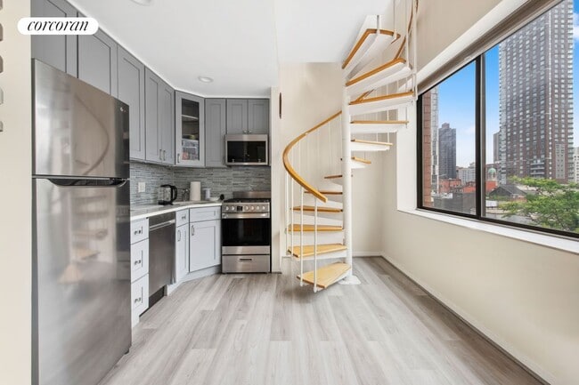 Building Photo - 300 E 90th St