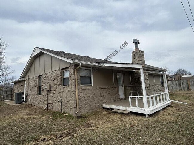 Building Photo - 3201 E Oakridge St