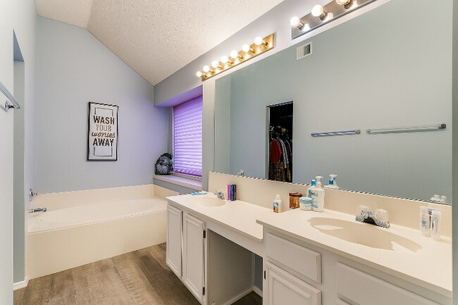 Foto del edificio - 1717 Shady Creek Dr