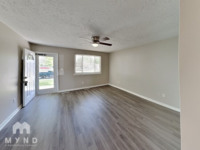 Building Photo - 384 Parkdale Dr