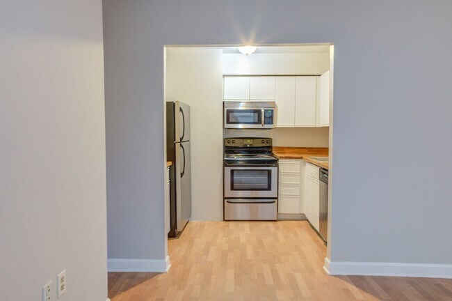 Foto del edificio - Spacious Studio Across from Meridian Hill Park!