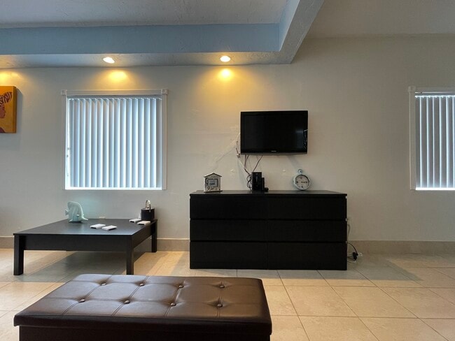 Full Furnished Studio - 19051 Collins Ave