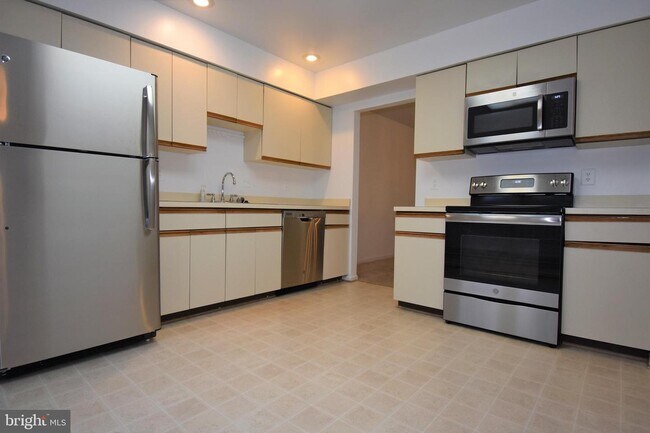 Building Photo - 11131 Cedarwood Dr