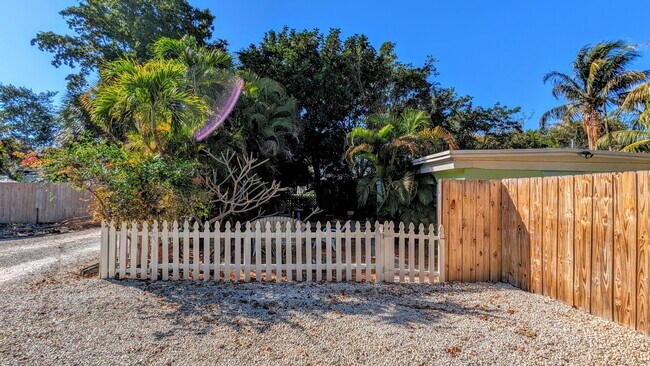 Building Photo - 3809 Periwinkle Ln