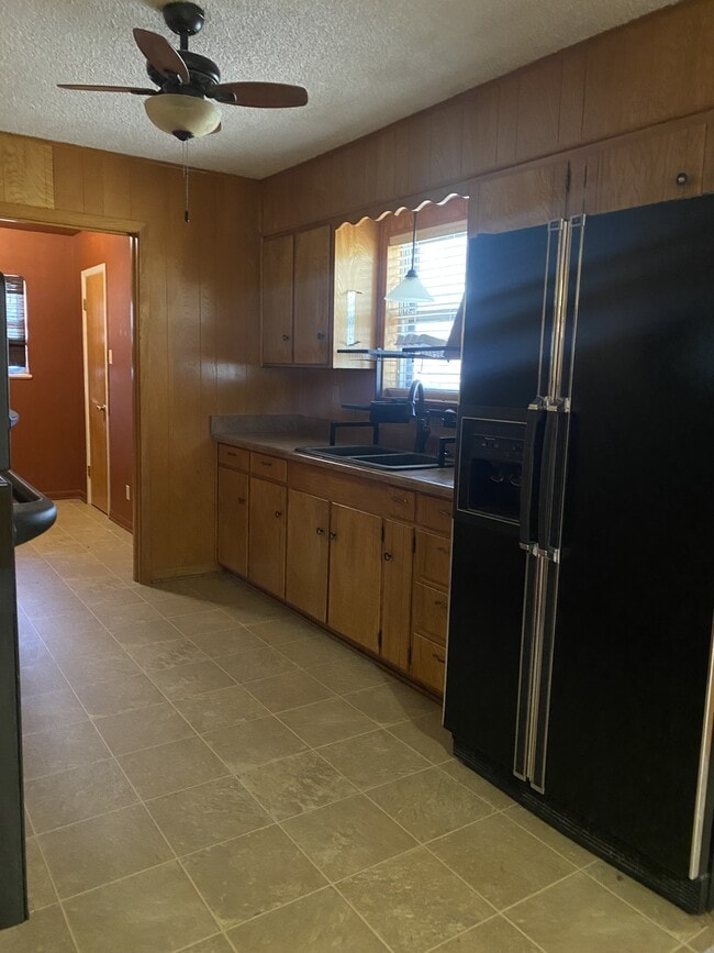 Building Photo - 646 N Main St