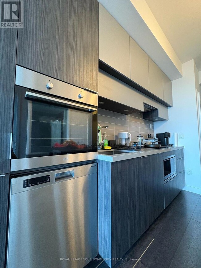Photo du bâtiment - 5509-5508 EGLINTON Ave