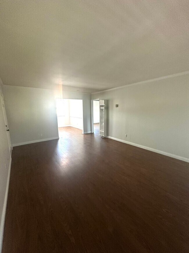 Foto del edificio - For Lease- Cozy and comfortable Two Bedrooms top floor unit