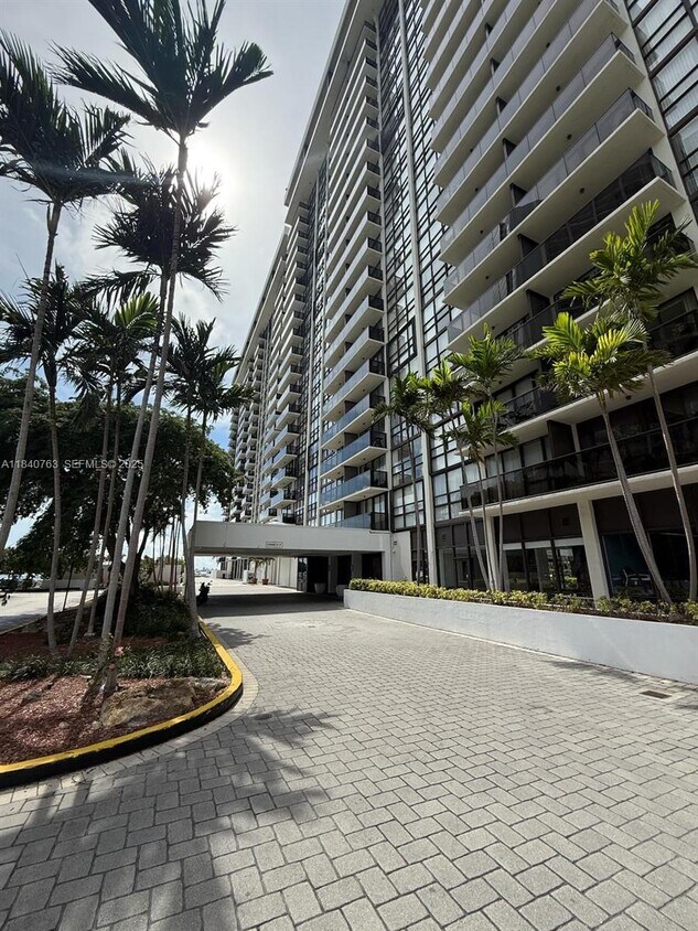 Foto principal - 600 NE 36th St