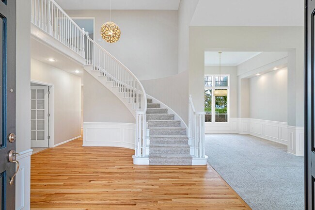 Foto del edificio - Spacious 5 Bedroom 3 Bath Home w/ 3-Car Garage and New Updates!