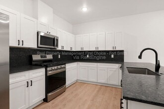 Building Photo - 8826 Cantera Dr